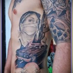 koponyák, egy autó, egy lány fegyverrel, tetovált férfi oldalán