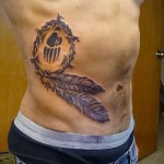 álomfogó tetováláson egy férfi oldalán