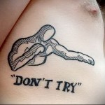 bocher tetoválásban az ember oldalán