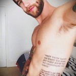 szöveg egy könyvből egy tetovált férfi oldalán