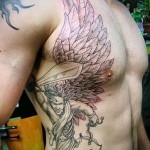 angyal karddal a tetoválásban az ember oldalán