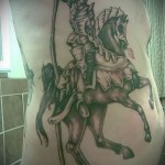 lovag lóháton, tetoválással az ember oldalán