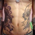 tetoválás egy férfi oldalán mindkét oldalon