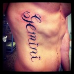 női név tetováláson egy férfi oldalán