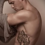 ponty a jó szerencse (hal) tetoválás az ember oldalán