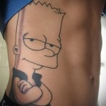 simpson tetoválás egy férfi oldalán