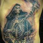 halál egy koponya kaszájával egy tetováláson az ember oldalán