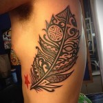 toll minták egy tetováláson az ember oldalán