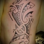 absztrakció egy tetováláson az ember oldalán