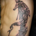 egyiptomi isten anubis tetoválás egy férfi oldalán