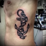 horgony és lánc egy tetoválásban az ember oldalán