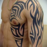 törzsi absztrakt minták egy tetováláson az ember oldalán