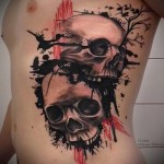 koponyák és varjak tetoválásban az ember oldalán