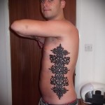 egy minta a tetoválásban az ember oldalán