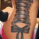 nici gorsetowe - tatuaż na boku kobiety