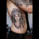 portret indyjskiej dziewczyny z piórami na głowie - kobiecy tatuaż z boku