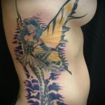 Zamaskowana wróżka - tatuaż na boku kobiet