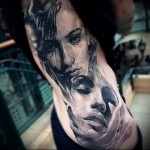 portrety dwóch dziewczynek - tatuaż z boku kobiety