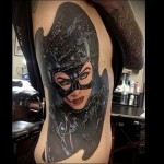 portret kotki z filmu - tatuaż na boku kobiety