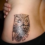 duża sowa - tatuaż z boku kobiety