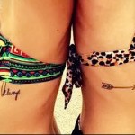 para tatuaż z literą i strzałą - tatuaż z boku dla kobiet