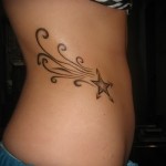 gwiazdka i monogramy - tatuaż z boku kobiety