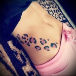 kolorowanie tygrysa - tatuaż z boku kobiety