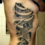 biomechanika - widoczne żebra i wypełnienie robota wewnątrz ciała - kobiecy tatuaż na boku