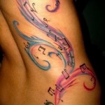 nuty i kamyki - kobiecy tatuaż na boku