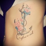 kotwica z kwiatami i napisem - kobiecy tatuaż boczny