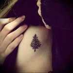 jodełka - tatuaż z boku kobiety