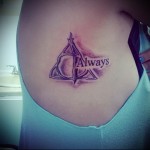 symbol i napis - ZAWSZE - kobiecy tatuaż na boku