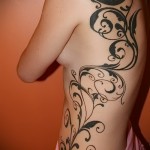 wzory od brzucha do łopatki - kobiecy tatuaż boczny