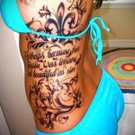 napisy i wzory - kobiecy tatuaż boczny