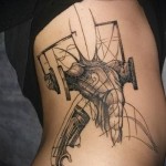 manekin - tatuaż z boku kobiety