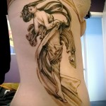 dziewczyna na palcach - tatuaż z boku kobiety