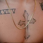 صليب الوشم مع التاج والتواريخ - وشم الصدر للرجال
