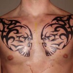 przykład tatuażu na mostku faceta