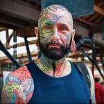férfi színes arc tetoválás