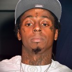 több tetoválás a férfi arcán