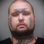 Bentley autó tetoválás a pasi homlokán