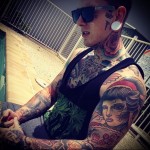 tőr tetoválás az arcon