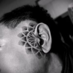 mandala tetoválás az ember arcán