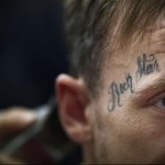 tetoválás az arcon - betűkkel rocksztár