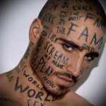 férfi modell arc tetoválás
