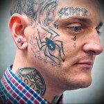 Könnyek és pók tetoválások az arcon