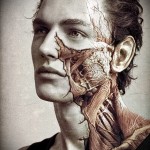 arc tetoválás, amely utánozza az eltávolított bőrt