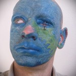 az egész arc kék tetoválásban