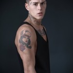 apró tetoválások a srác arcán