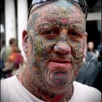 sok tetoválás az arcon